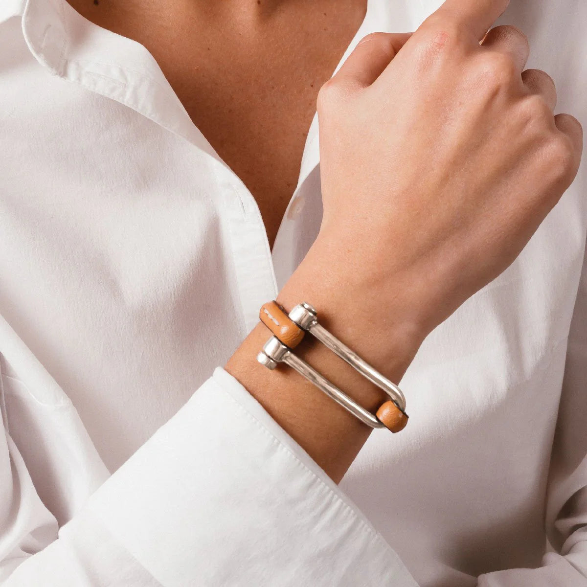 Koa Shackle Bracelet (Silver – M)